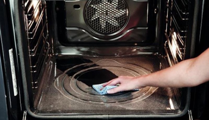 Bạn nên vệ sinh lò nướng Bosch thường xuyên